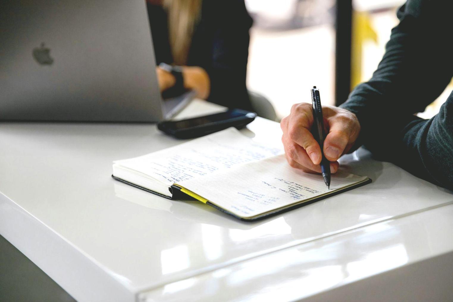 Arbeitsbereich mit strukturierten Finanzunterlagen